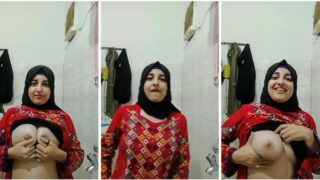 Desi girl showing her boobs squizzing both hands